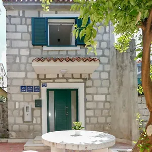 Lejlighed And Stone House Split